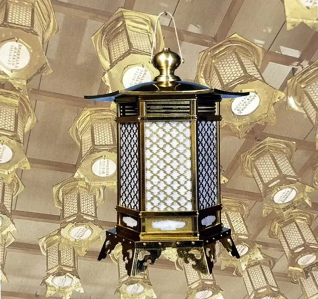 金色の六角灯籠